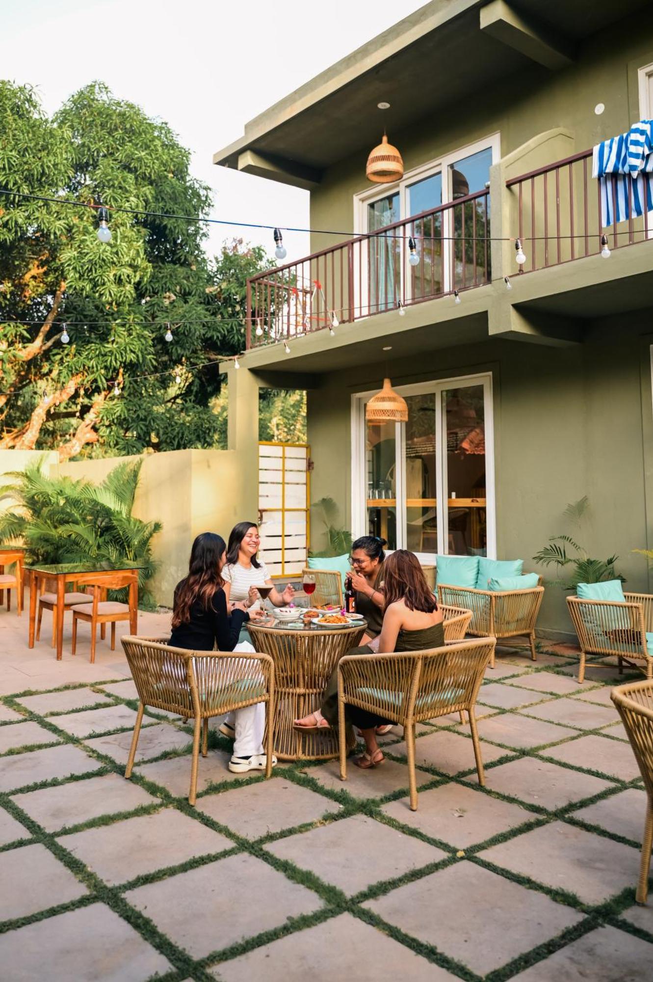 Locomo Boutique, Morjim - Stay Work Eat Exterior photo