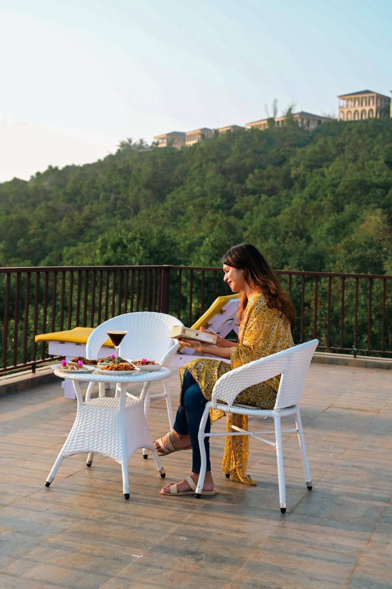 Locomo Boutique, Morjim - Stay Work Eat Exterior photo